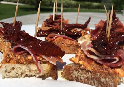 CROSTINI AUX TOMATES CONFITES