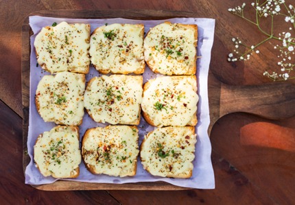 TOAST CRÈME D'AIL ET MOZZARELLA