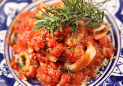 ANNEAUX DE CALAMARS, TOMATES CONFITES ET QUINOA