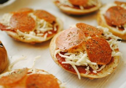 BAGEL AUX TOMATES CONFITES, CHORIZO ET FROMAGE RÂPÉ