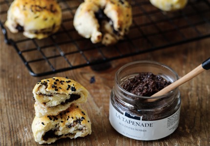 ENGLISH SCONES A LA TAPENADE