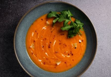 VELOUTÉ DE CAROTTES À LA CRÈME DE POIS CHICHES 